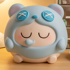 ぬいぐるみの熊の貯金箱が可愛いです。