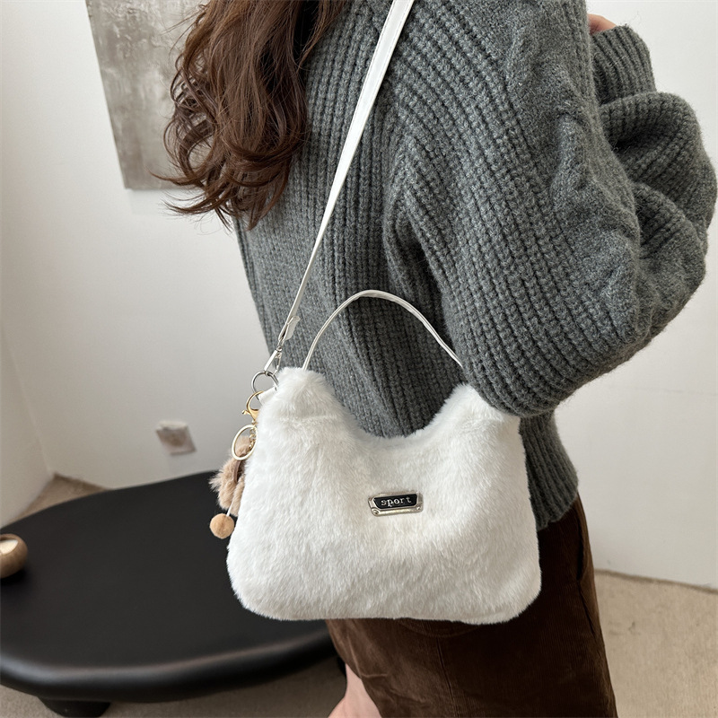 新しい秋冬のぬいぐるみはミンクの毛をまねてファッション的な洋気のペンダントの純色の大容量の斜め掛けの片肩のハンドバッグの女性の柔らかいです。|undefined