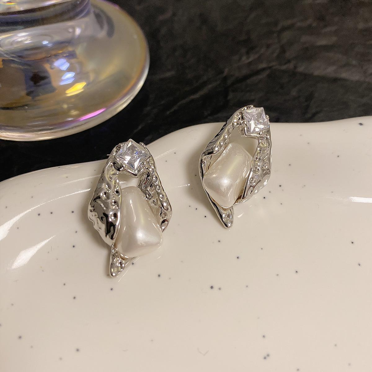 Retro design small fashionable earrings with zircon from pearl
