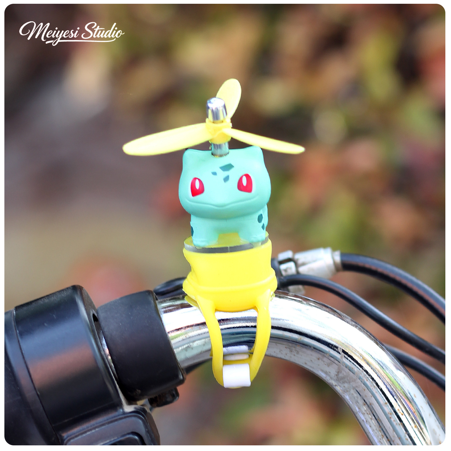 Cute molino de viento bicicleta coche de batería decoración accesorios para automóviles eléctricos muñecas de motocicleta muñecas decoración colgante