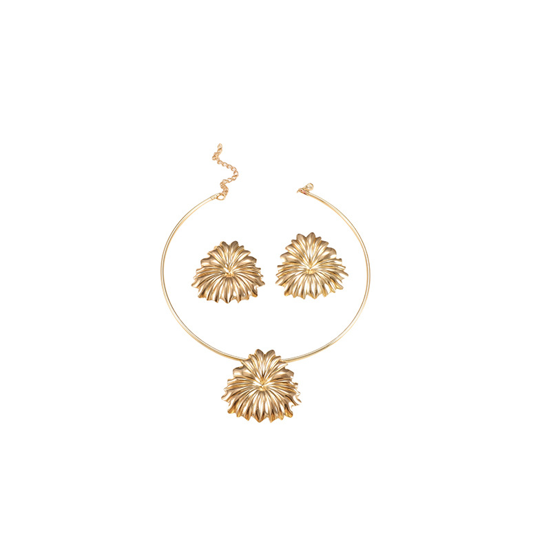 Transfronterizos europeos y estadounidenses exagerados collares de flores tridimensionales set de aretes de aretes de estilo metálico personalidad set de joyería para mujeres