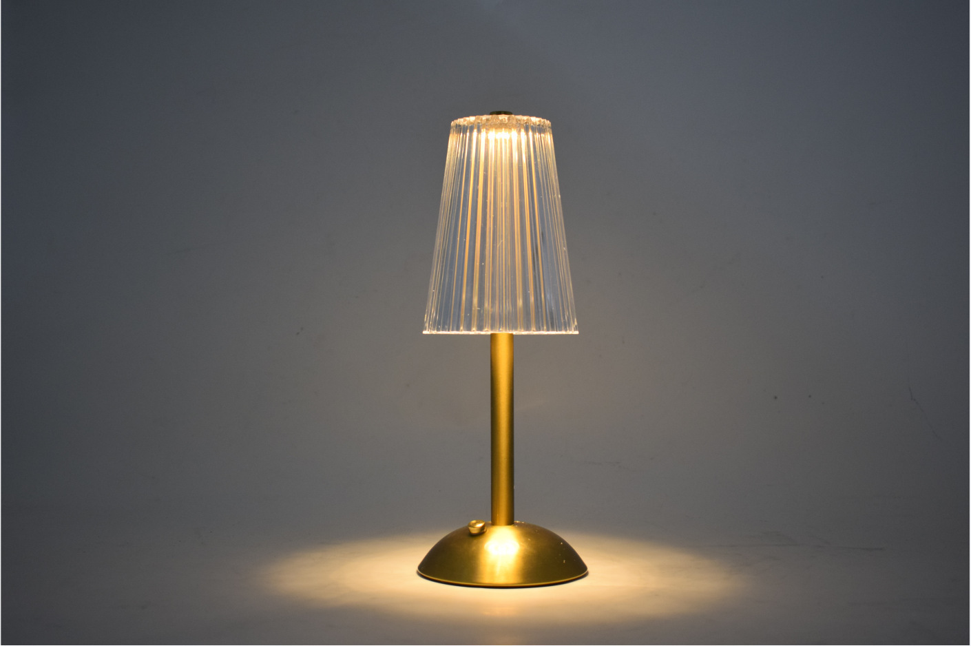 작은 줄무늬 금속 테이블 램프