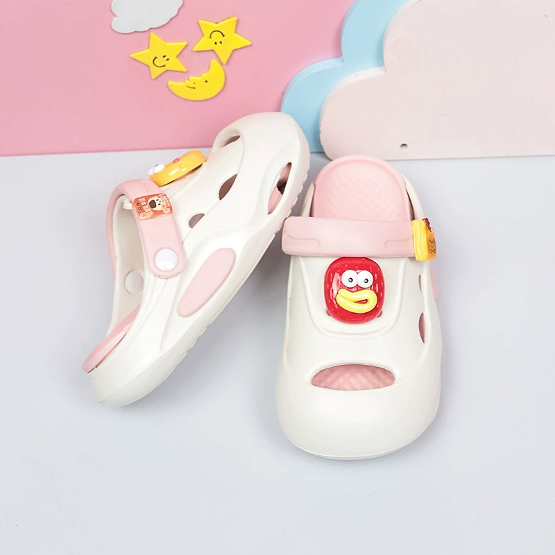 2025 Новые детские сандалии, повседневные, с мягкой подошвой, противоскользящие, клетчатые, двухцветная подошва, милые аксессуары с мультяшным принтом, летние кроксы