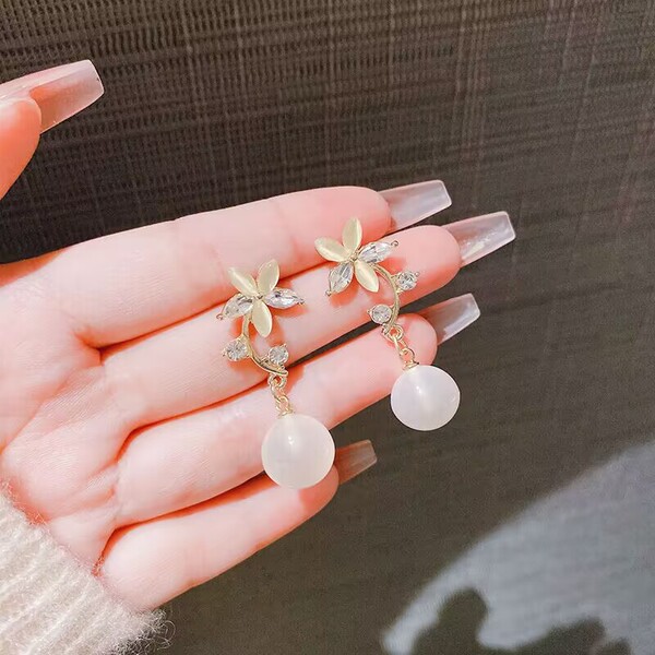 Fashionable sophisticated earrings
