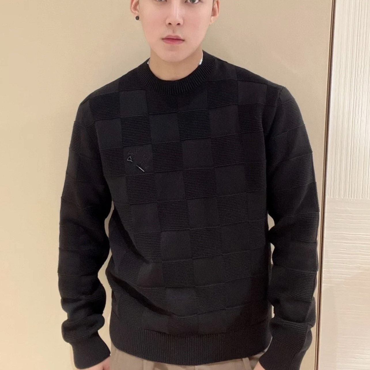 남성과 여성을위한 천장 포이즌 홈 당나귀 홈 금속 핀 장식 체크 무늬 체크 무늬 클래식 자카드 니트 스웨터