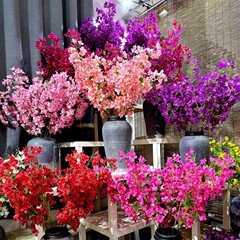 三角梅ウェディング桜の木の梅の花の枝のプラスチックの花の装飾の花の絹の花の客間の着地の造花の条をシミュレーションします。