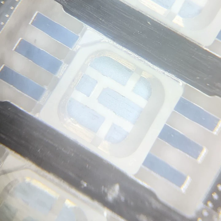 Дунгуань светодиодные кронштейны завод прямых продаж 3528-6 футов RGB плоские наклейки красная медная кронштейны