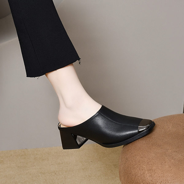 Dép sandal nữ mũi vuông gót vuông da thật kín mũi — Màu đen