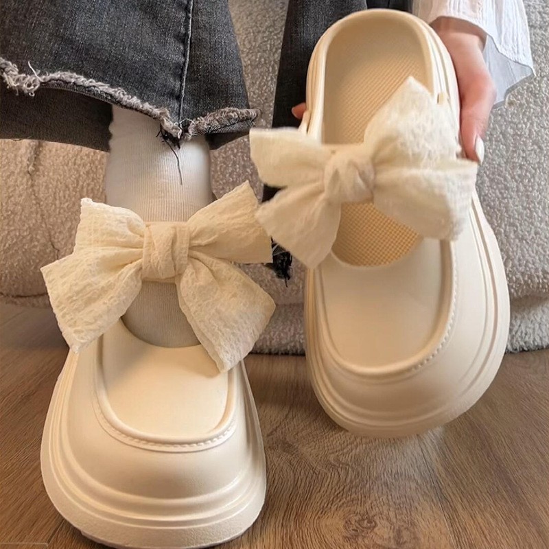 Exclusive fashionable sandals flat