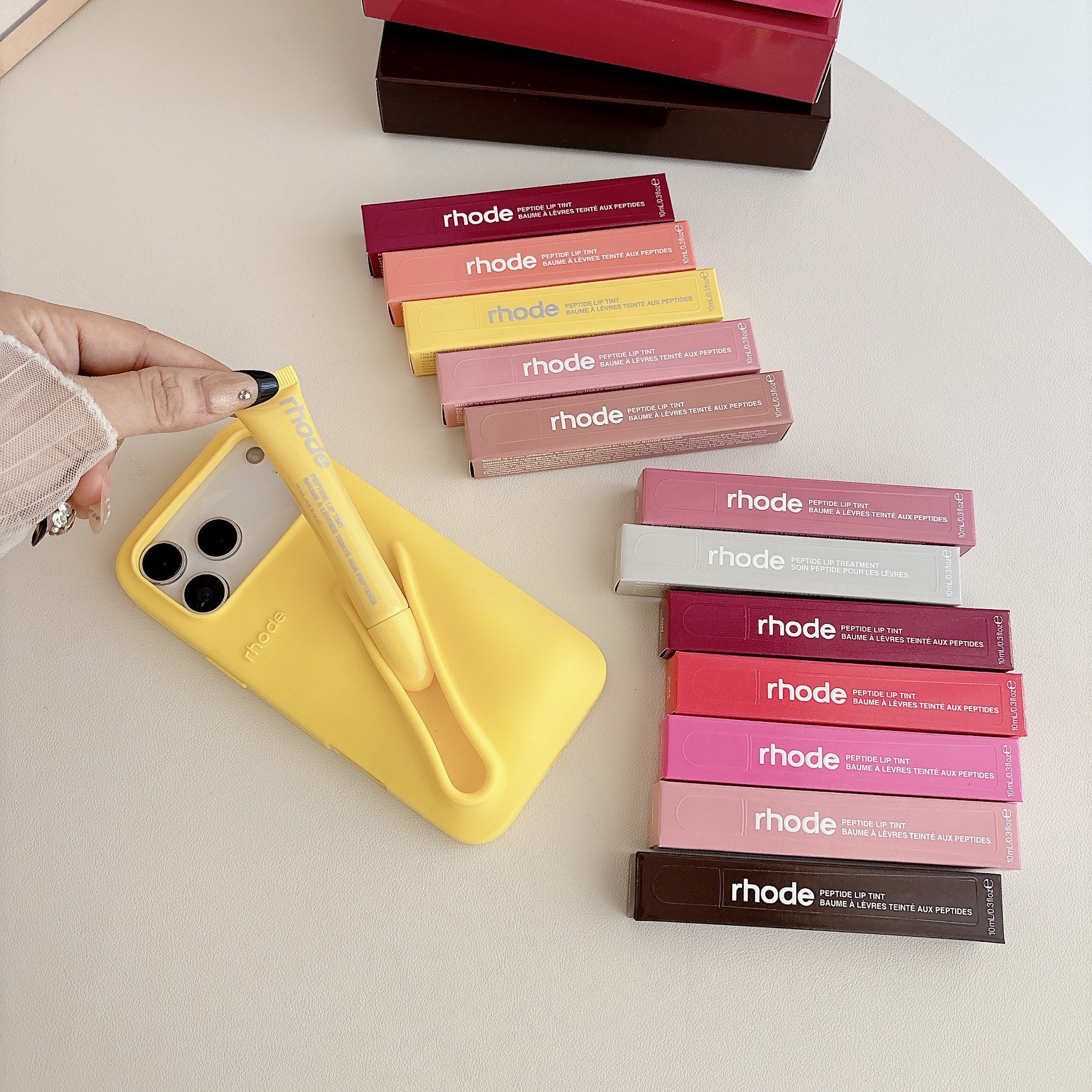 Die neue Version des Hailey Rhode Lippenstifts ist kompatibel mit den Silikon-Lipgloss-Handyhüllen für iPhone 13/14/15/16E/17._voghion.com