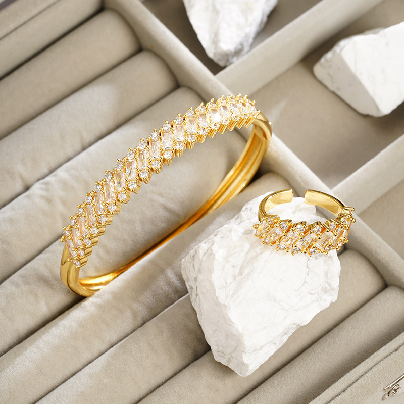 Fronteriza Gufasha oro galvanizado pulsera de oro de 18 quilates ligera de lujo ligera imitación de diamantes anillo abierto joyas de nicho para mujeres