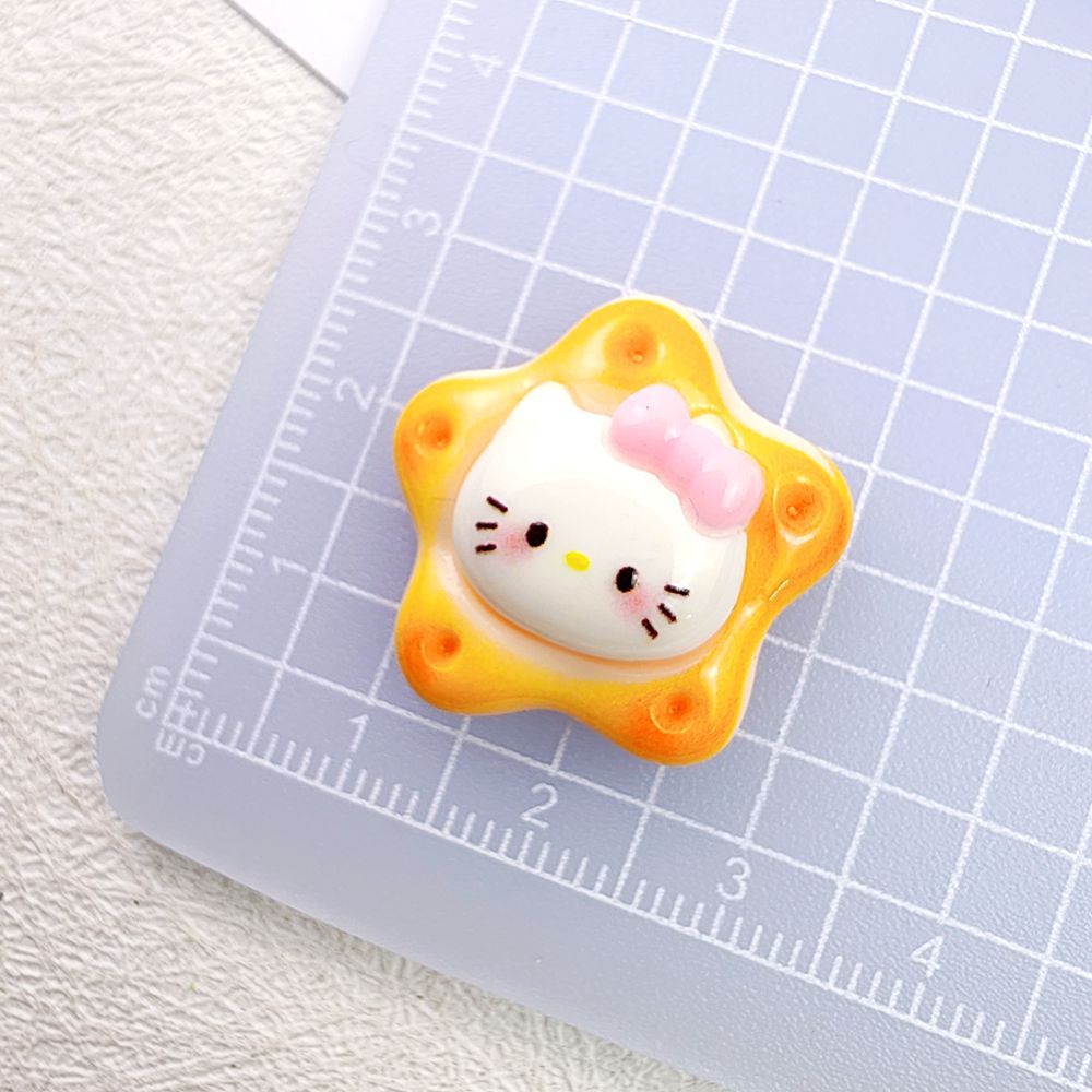 진한 노란색 작은 K 고양이 비스킷