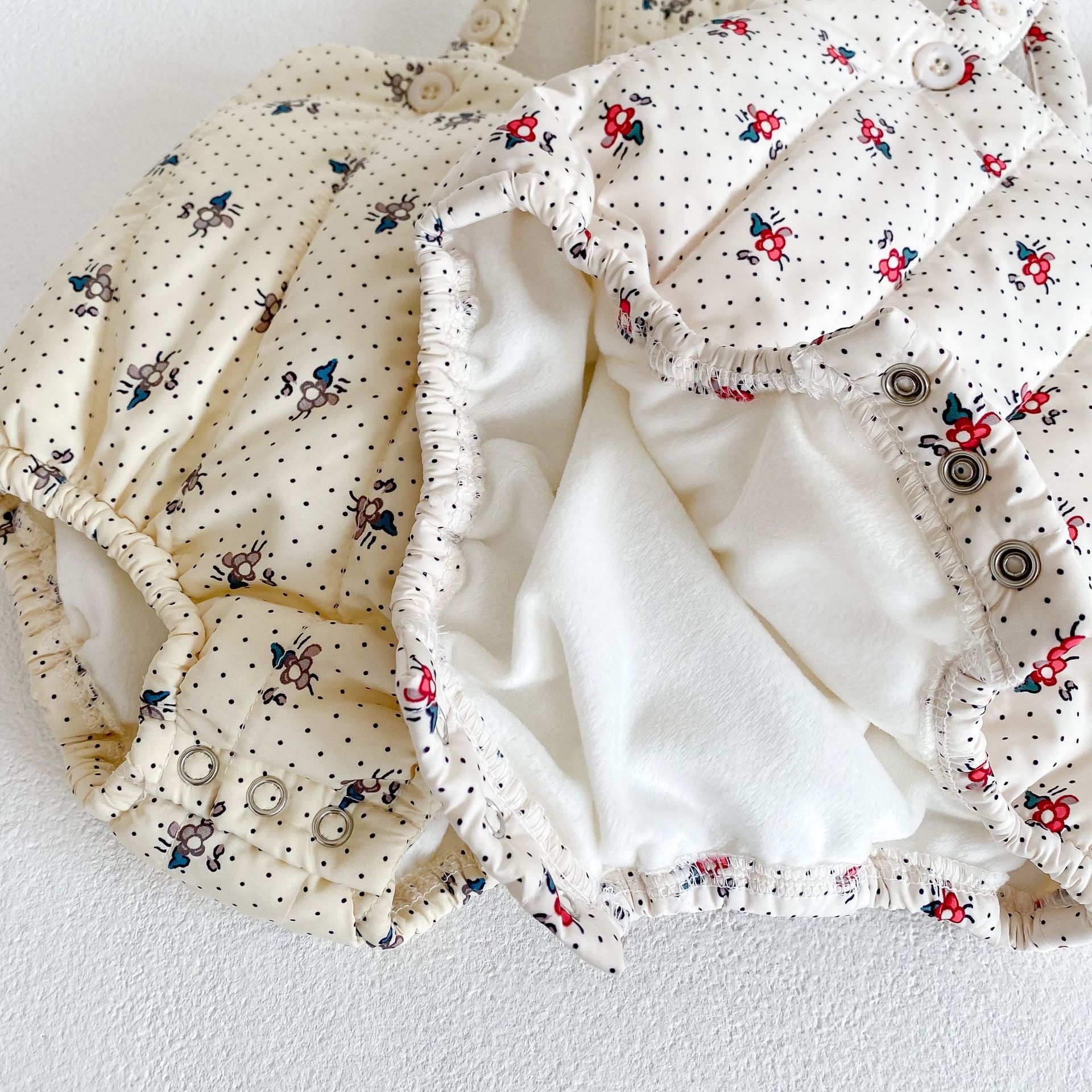 2024 Roupas para meninas Flor e veludo Casaco grosso + Alça Chapéu de bebê Roupas Crawler Conjunto de duas peças_voghion.com