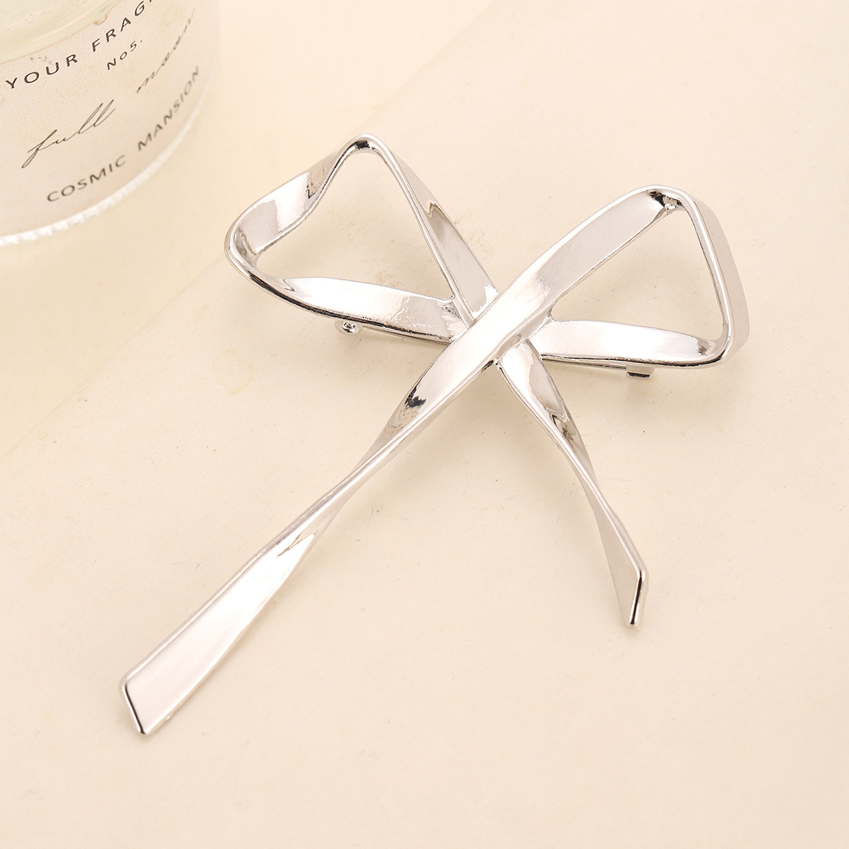 Nuevo broche de arco metálico de flores de brazo mujer sensación de diseño flotante ropa accesorios personales de alto nivel pin ropa accesorios