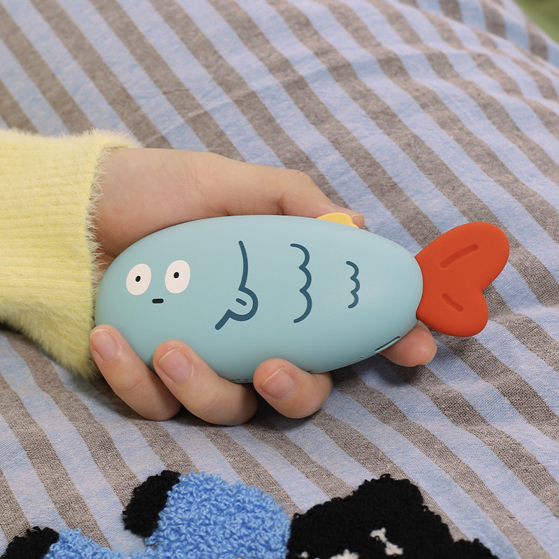 新商品は魚を触って手を温めます。|undefined