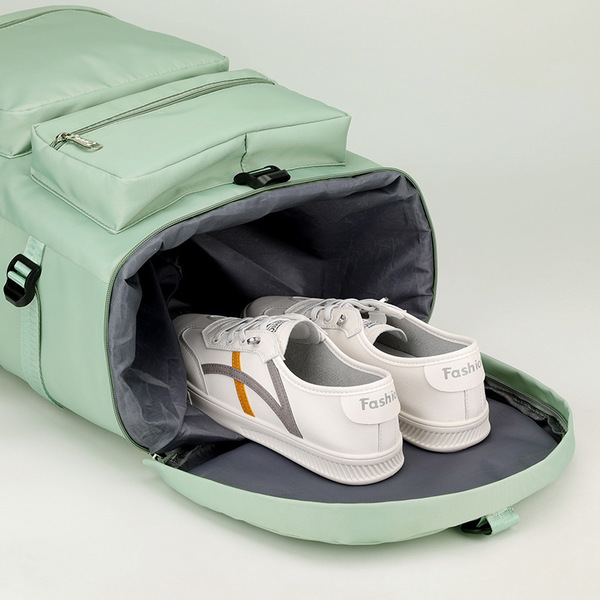 Capacious travel bag for men and women