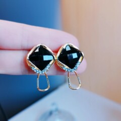 韓国の新しい妾の意はピアスのファッションの気質を感じます。