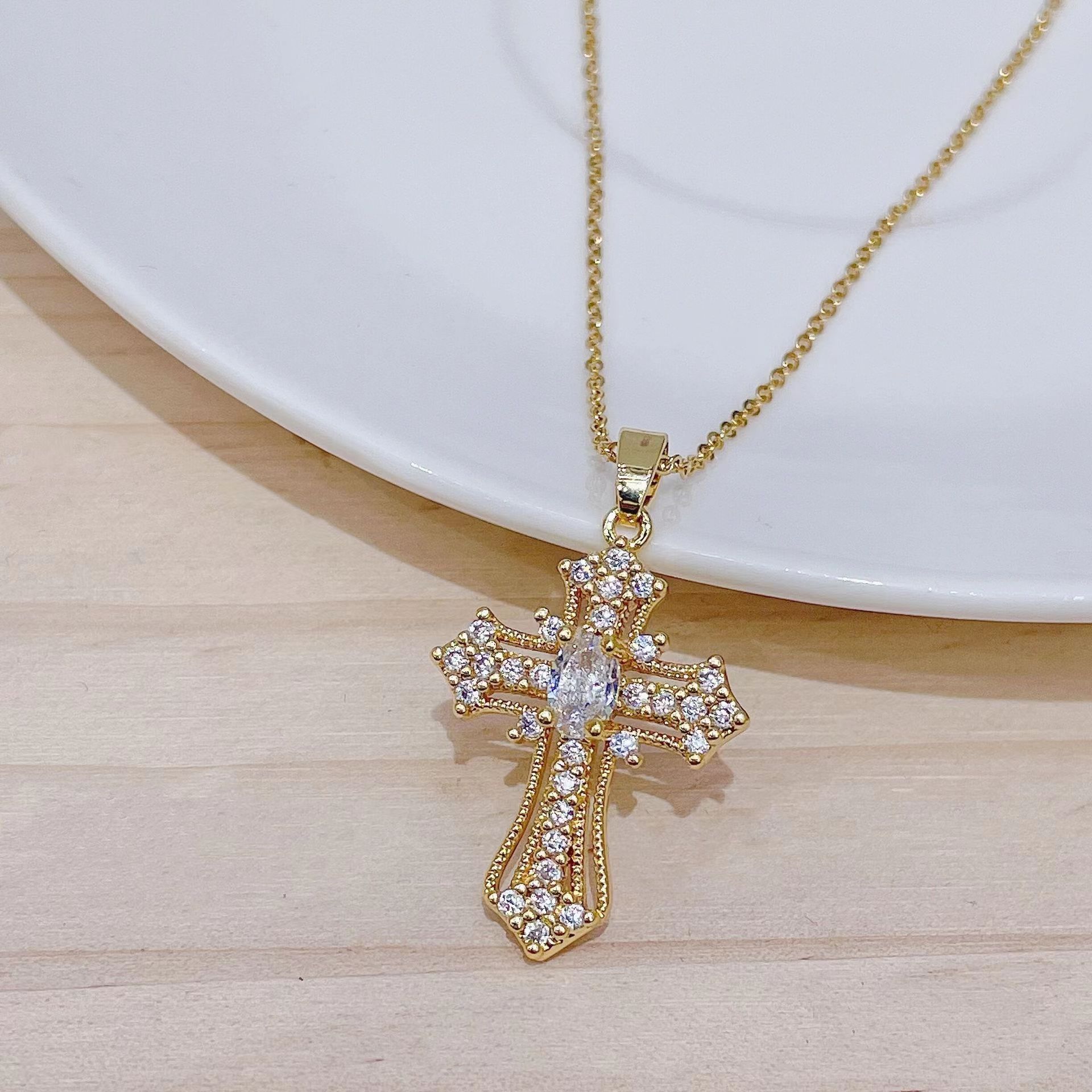 Simple Style Cross Copper Inlay Zircon Pendant Necklace display picture 2