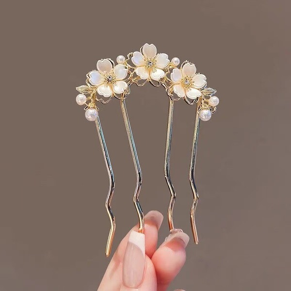 Brand wavy hairgrip pearl