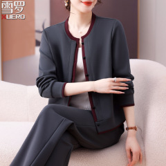 中年のお母さんの春の野球服のコートの中で老年のレジャーのスポーツのスーツの女性の春と秋の2つのセットの2025新型