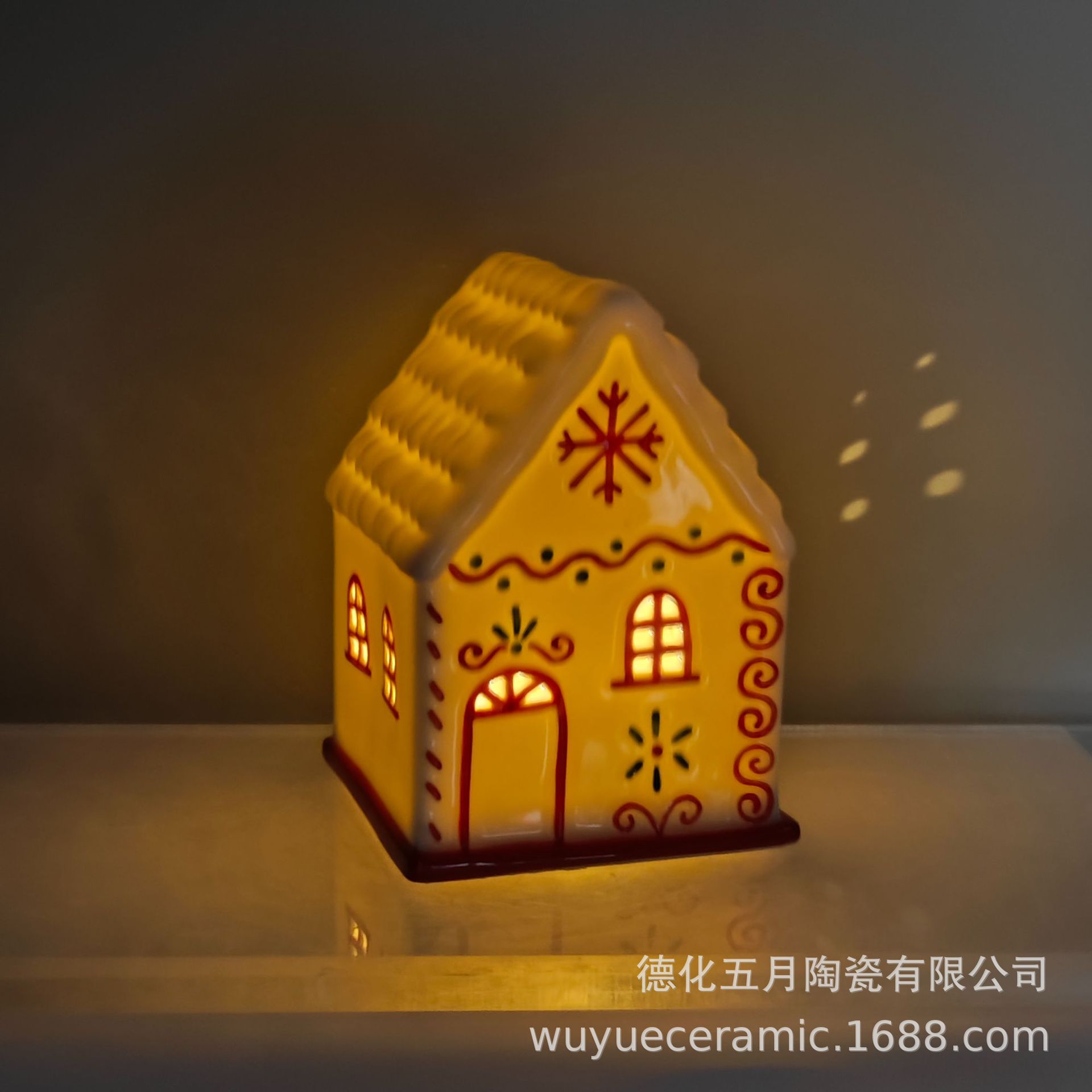 跨境新品陶瓷摆件发光圣诞屋房子欧式镂空桌面装饰夜灯氛围灯现货