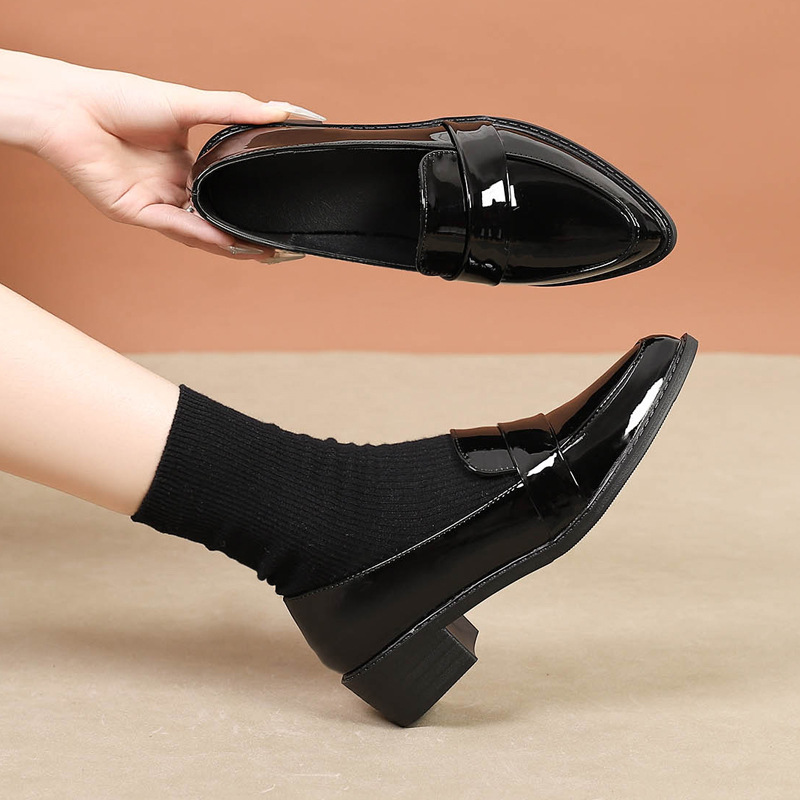 Mocassini neri da donna in vernice con tacco a blocco_voghion.com