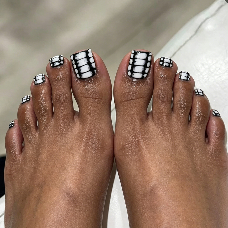 Hot-Selling Foreign Trade Model: 24-Piece Toenail Tips, Black and White Checkered Gradient Design, Short Style Wearable Nails, Wholesale