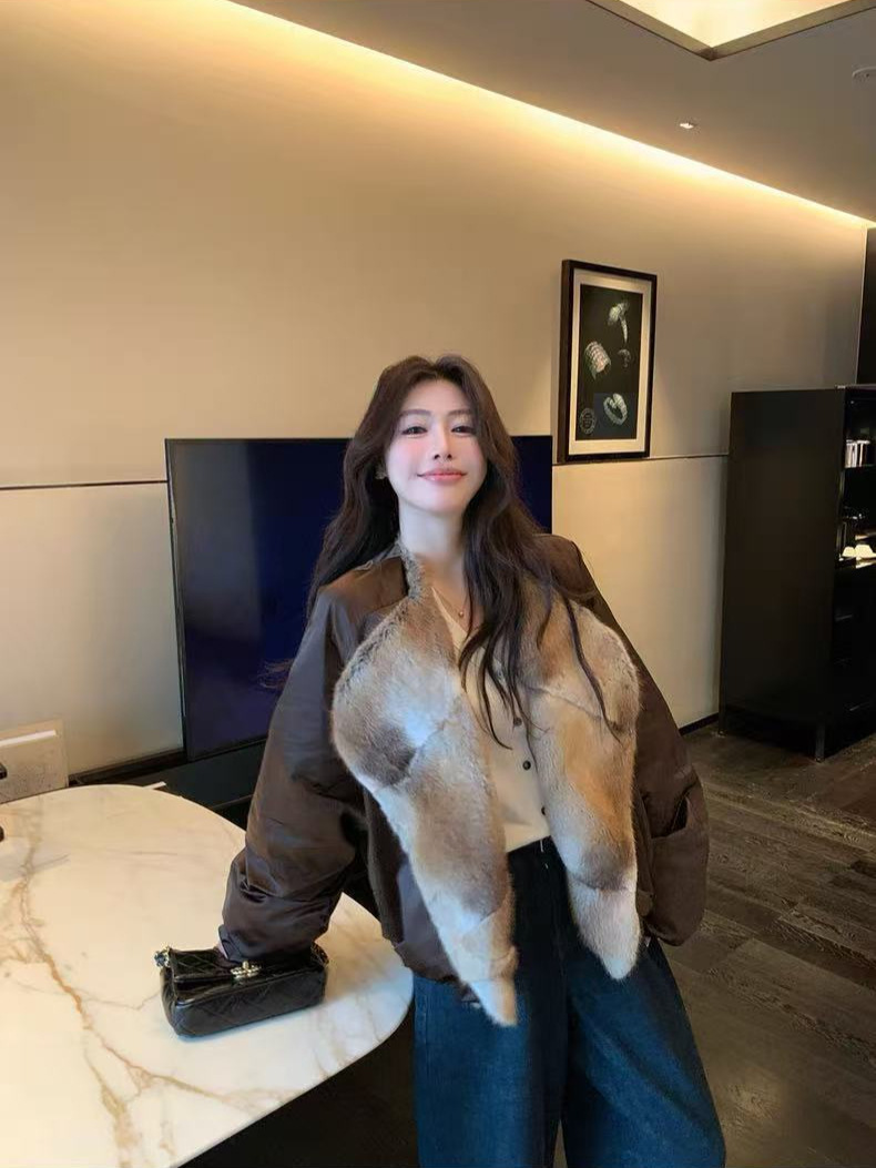 Corea del Sur suelta inswind2025 invierno nuevo estilo casual de contraste de color ecológico cuello de lana mujer abrigo de pluma corta