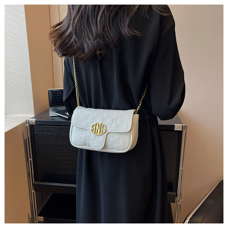 Torba na rame s lancem za žene s reljefnom teksturom moderna_voghion.com