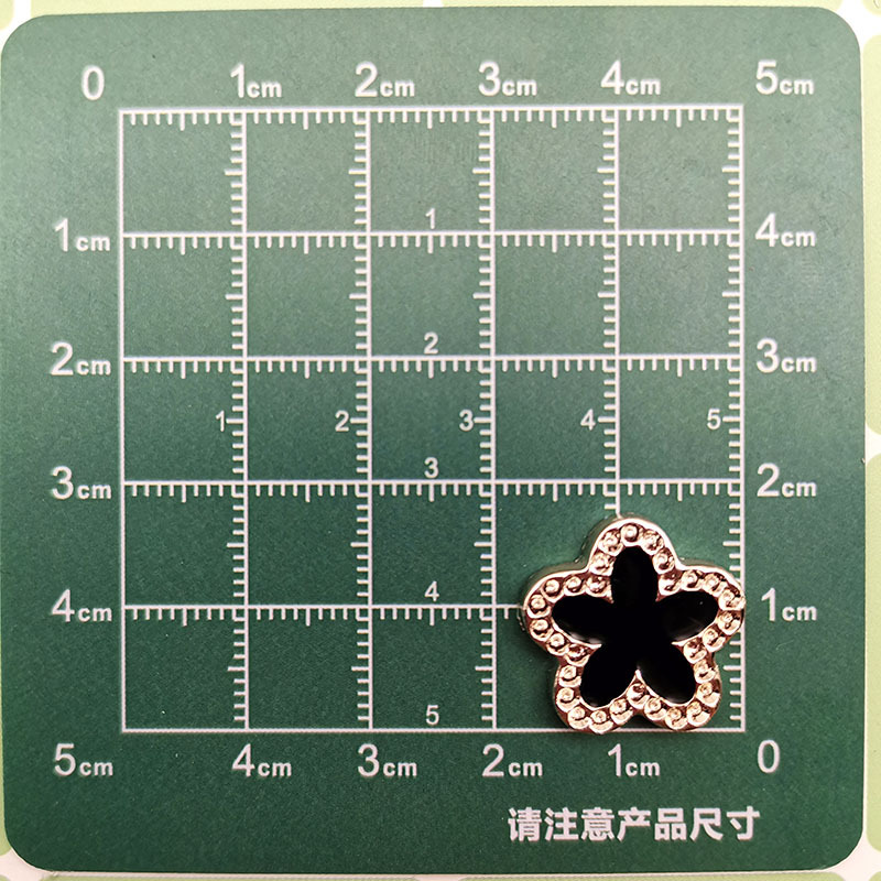 Temperamento de moda blanco y negro pequeño viento fragante cuatro hojas accesorios de plástico corazón de melocotón DIY pinzas de cabello material de ropa de correa