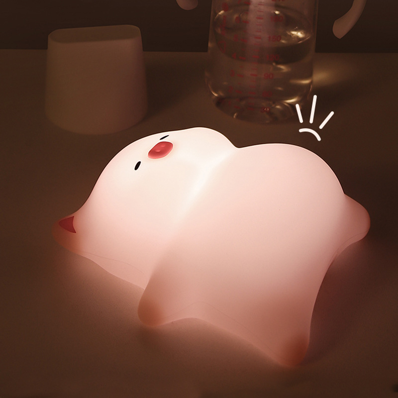 누워있는 돼지가 야간 조명을 두드리는 모습