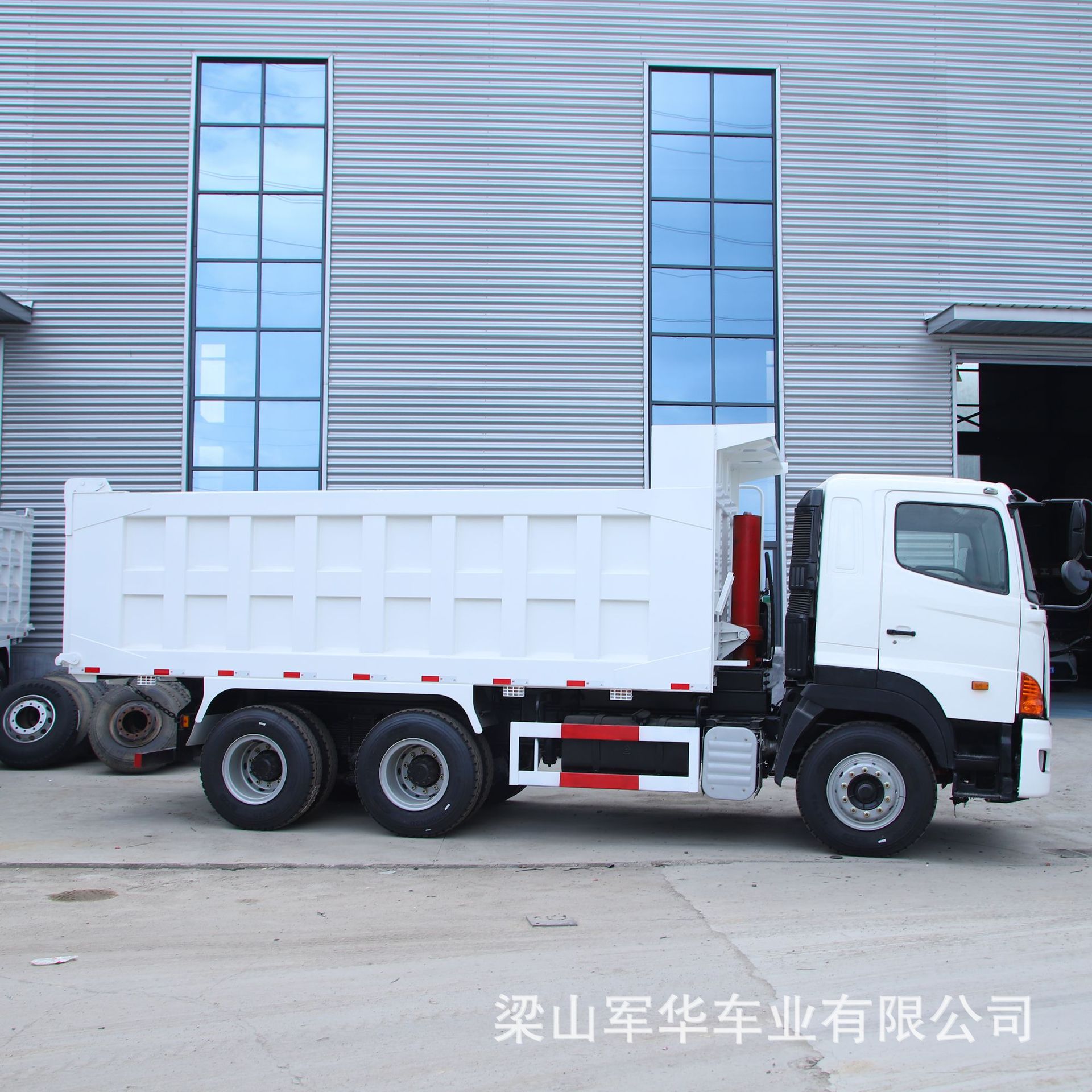 In-stock for sale: Engineering dump truck, mining muck truck, rear eight-wheel self-unloading double-axle dump muck transport truck