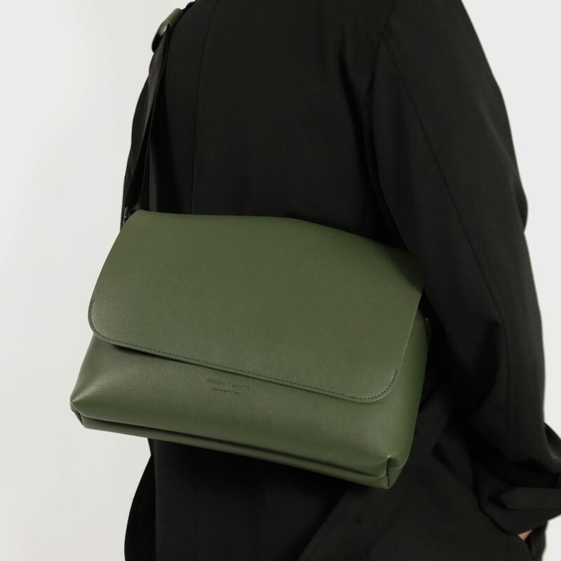 New solid color leather bag crossbody shoulder bag men and women neutral style South Korea simple fashion bag IP flat Messenger square bag New solid color leather bag crossbody shoulder bag men and women neutral style South Korea simple fashion bag IP flat Messenger square bag