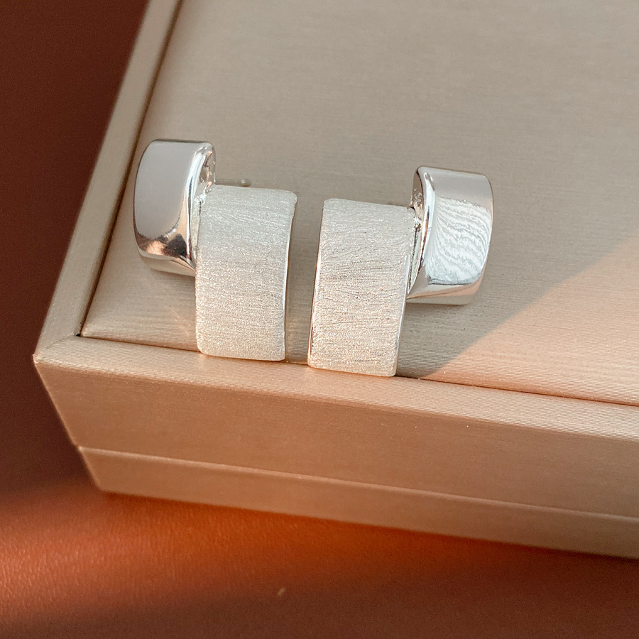 18k oro real galvanizado aguja de plata dibujada geometría pernos personalidad simple pendientes de viento frío ligero lujo alta sensación de auriculares