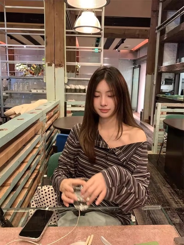 秋季新款高级感慵懒风宽松一字领条纹露肩纽扣百搭长袖上衣ins潮|undefined