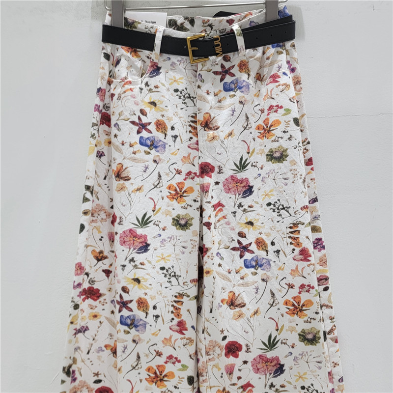 El nuevo verano de 2026 es popular este año, casual, estampado en color, flores rotas, estilo extranjero relajado, tubo recto, pantalones de piernas anchas.