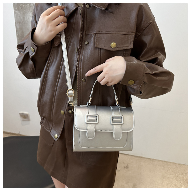 A new 2024 trendy and retro single-shoulder crossbody small square bag for girls, a niche British-style handbag undefined