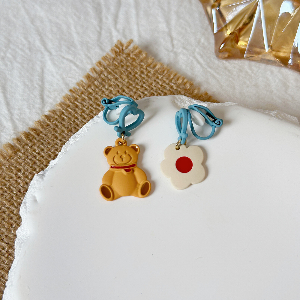 Versión coreana del clip para la oreja sin orejas de la celebridad de Internet clip para la oreja triangular con incrustaciones de diamantes de alta calidad Pendientes de Yiwu de temperamento simple femenino al por mayor