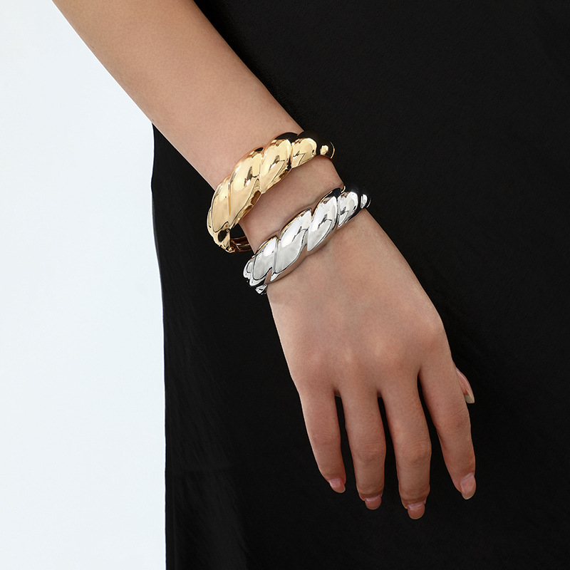 Brazalete de lujo ligero para mujer de estilo europeo y americano transfronterizo, pulsera de diseño brillante personalizada, pulsera retorcida, joyería de sentido avanzado de todo fósforo para mujer