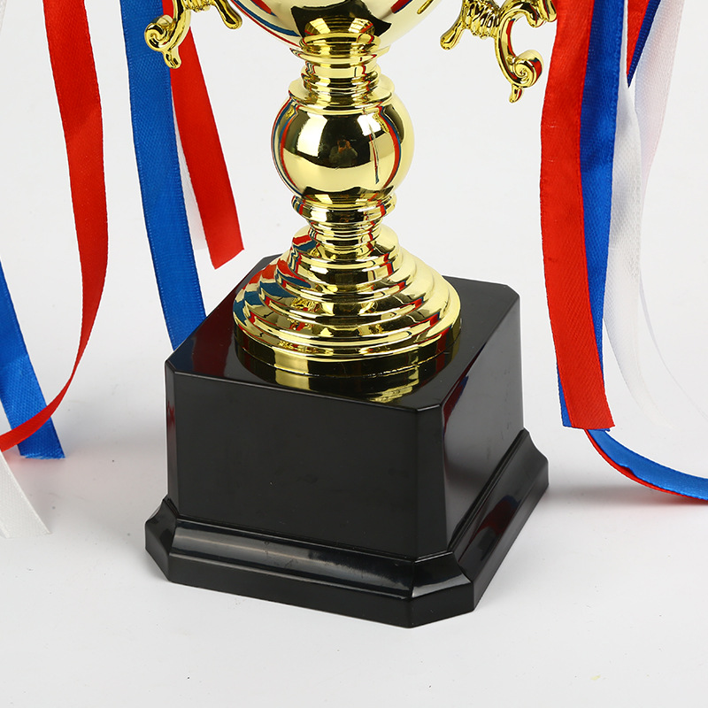 Inventario de trofeos de plástico pequeños adornos para niños incentivar regalos de plástico proceso galvanizado trofeos personalizados en blanco sentido superior