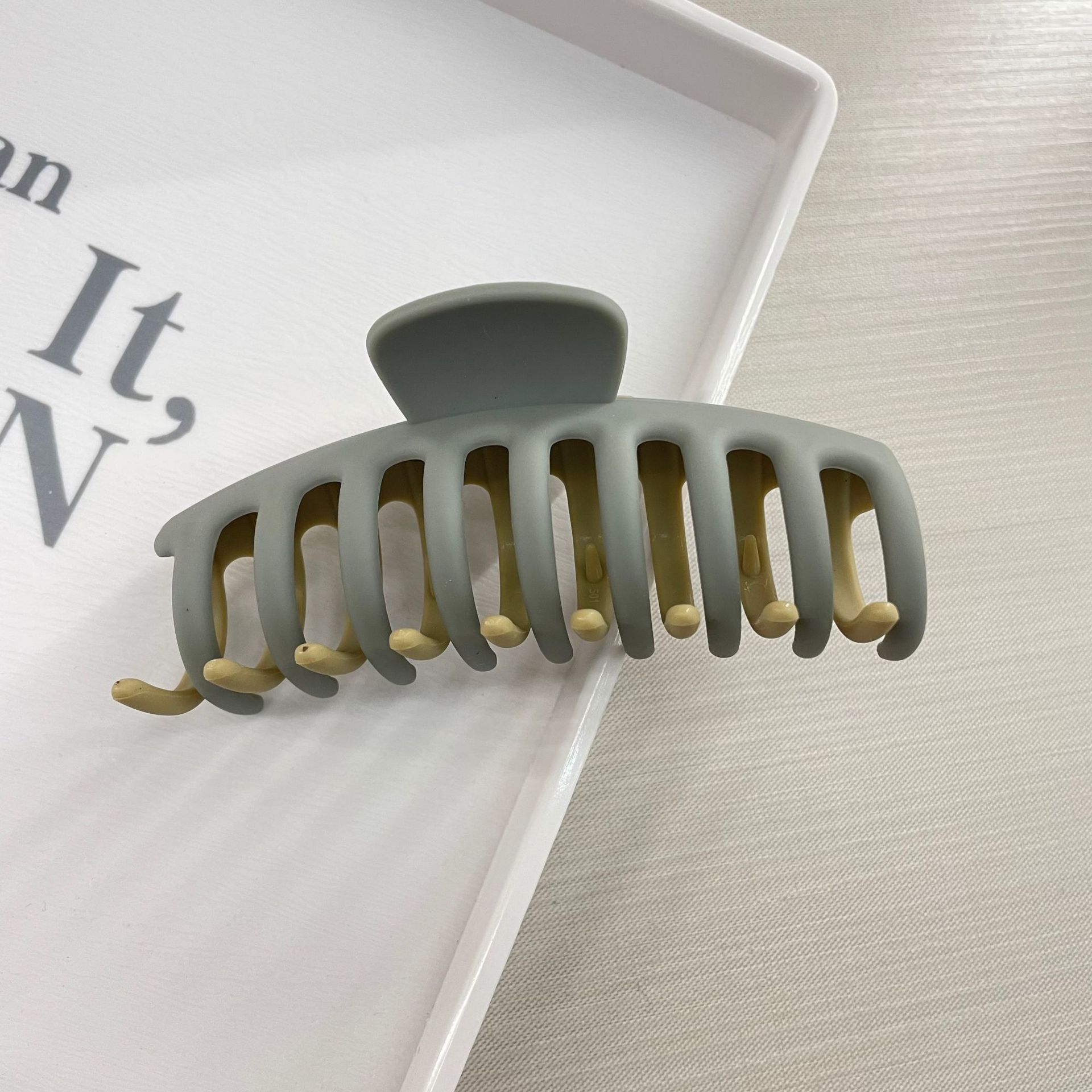 Oufeile superficie de dos colores AB textura esmerilada agarre cuchara trasera femenina alta Cola de Caballo tiburón clip accesorios para el cabello horquilla al por mayor