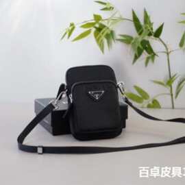P拉达男士三角金属徽标饰再生尼龙手机包单肩包斜挎包图片实拍