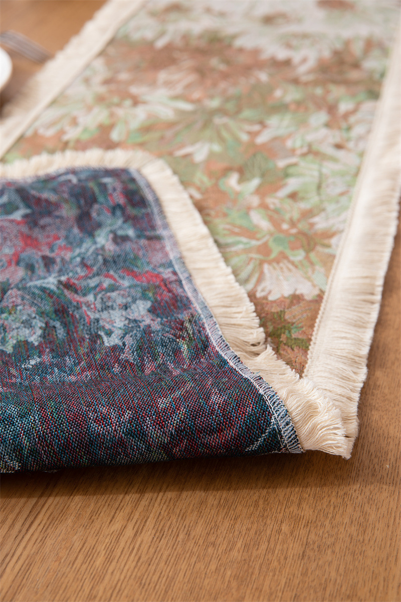 Chemin de table jacquard avec motif marguerites et pompons déco_voghion.com