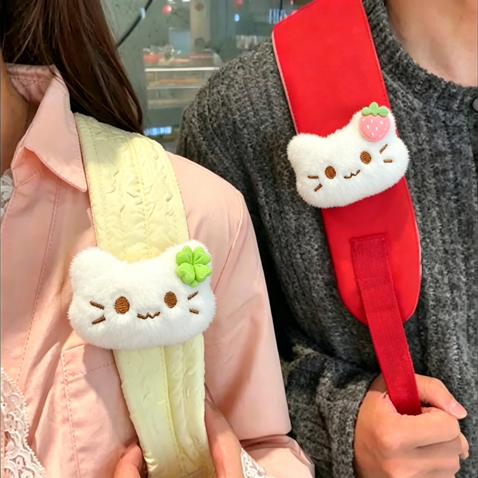New cat-themed four-leaf clover and strawberry backpack with plush doll design, super cute and ethereal, high-value backpack strap and charm.