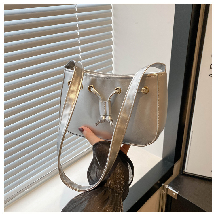 The new autumn/winter 2024 collection of women's bags features a retro and simple Korean-style underarm bag. This year, hand-held bags are in vogue, exuding a sense of sophistication undefined