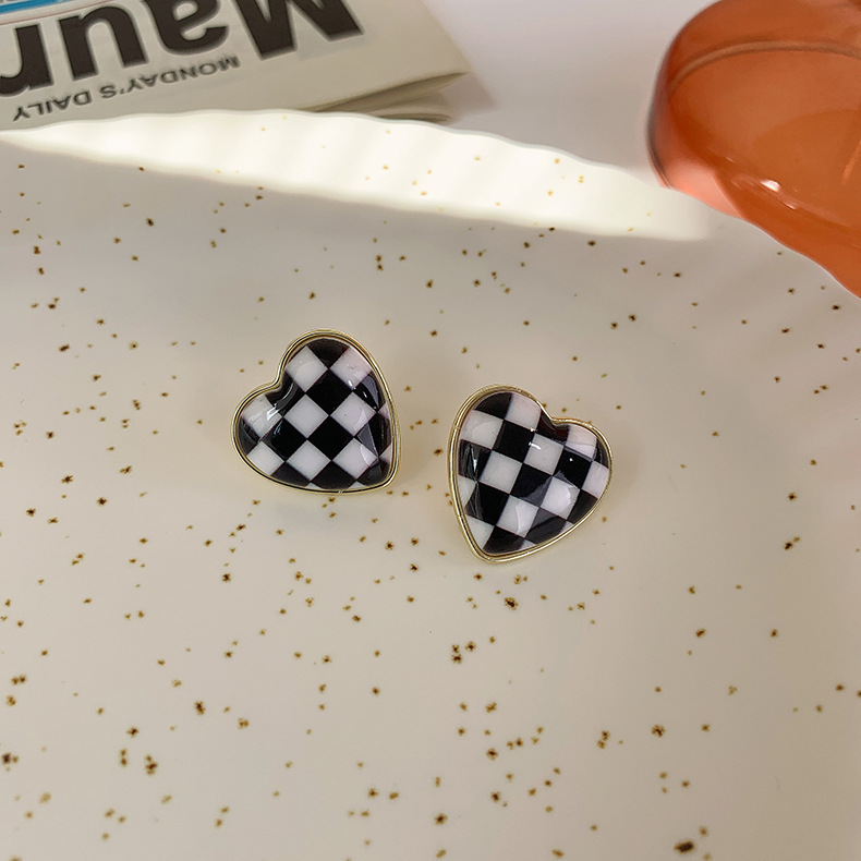 Heart Checkerboard Drop Oil Stud Earrings Wholesale Nihaojewelry display picture 6