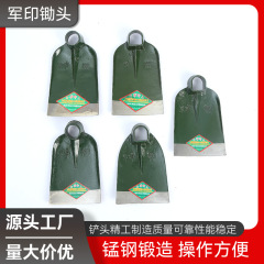 源メーカー直売の商品の供給源である軍印鍬の卸売り農業用農具が土鍬の神器マンガン鋼をひっくり返して土鍬を掘る。