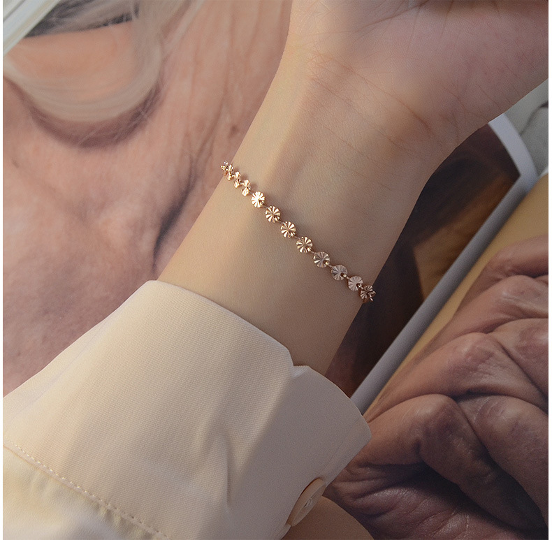 Armband Aus 18 Karat Gold Aus Titanstahl Mit Europäischer Und Amerikanischer Persönlichkeit Mit Blumenprägung display picture 1