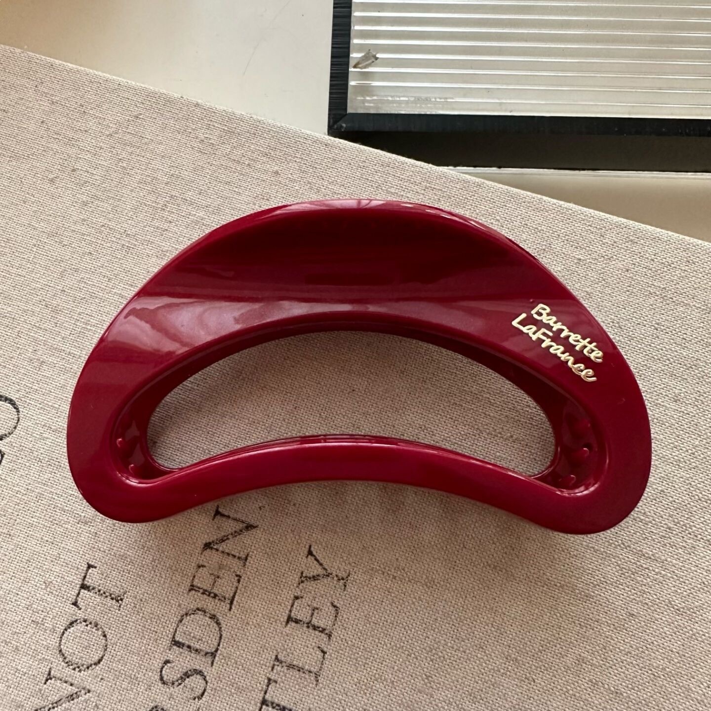 Semicircle gold label red [11cm]