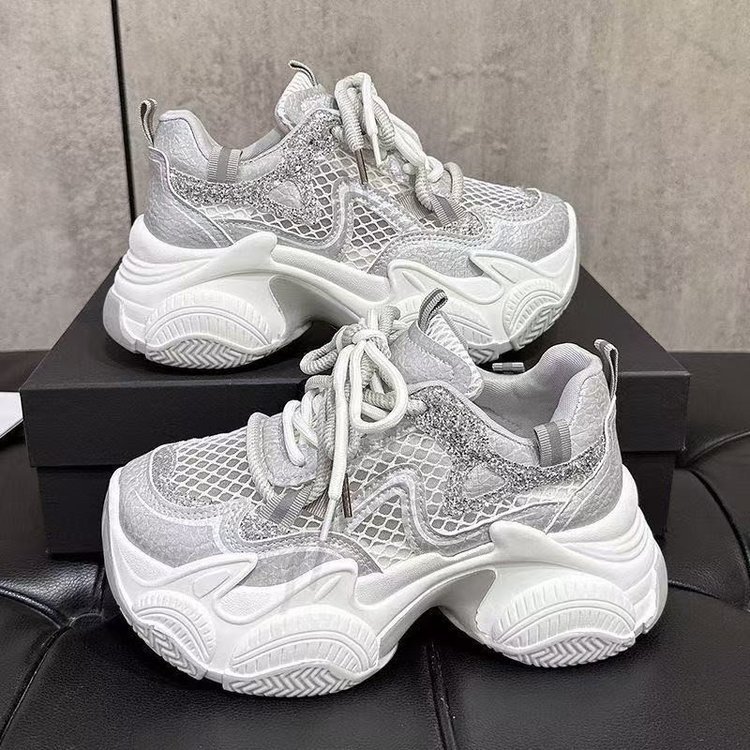 Zapatos de suela gruesa para padres y mujeres en 2026 nuevos zapatos de deporte casuales de malla transpirables pequeños zapatos blancos de altura